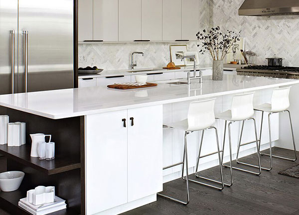 Thiết kế tủ bếp kết hợp quầy bar với màu trắng cho không gian bếp tươi sáng
