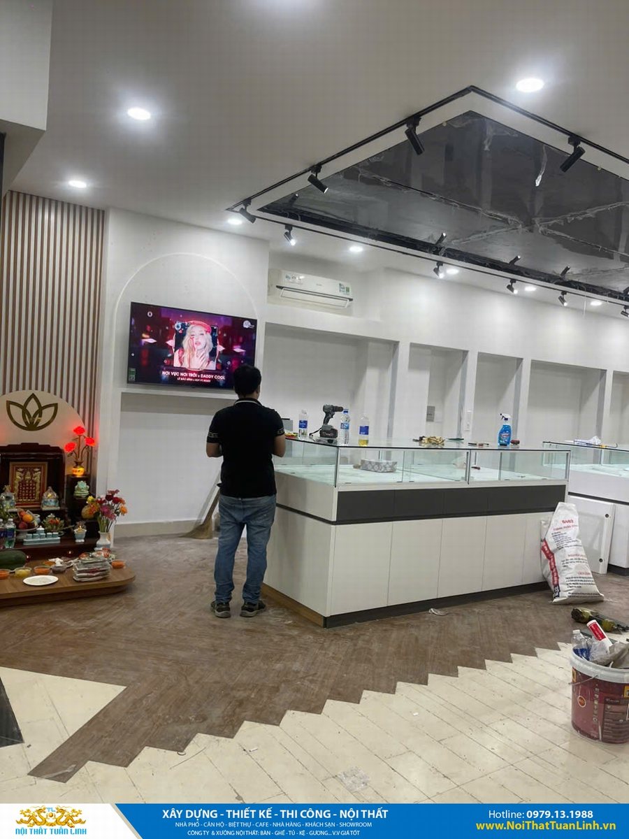 Dự án showroom TL-139 do Nội Thất Tuấn Linh thiết kế – thi công mang phong cách hiện đại, không gian bố trí thông minh, hệ tủ kính trưng bày sang trọng kết hợp ánh sáng chuẩn showroom giúp nâng tầm trải nghiệm khách hàng.