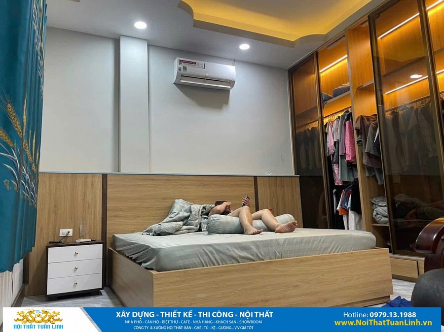 Nội thất phòng ngủ kết hợp bàn làm việc và kệ trang trí hiện đại, thiết kế bởi Nội Thất Tuấn Linh