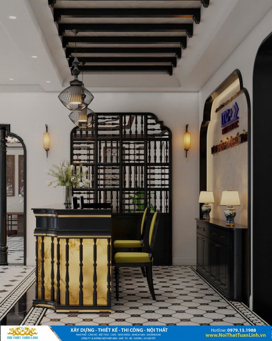 Thiết kế nội thất quầy lễ tân khách sạn tân cổ điển, quầy gỗ sơn đen ốp đá vàng, ghế nệm xanh lá, lam gỗ uốn lượn, trần gỗ đen, đèn thả nghệ thuật, sàn gạch cổ điển sang trọng.