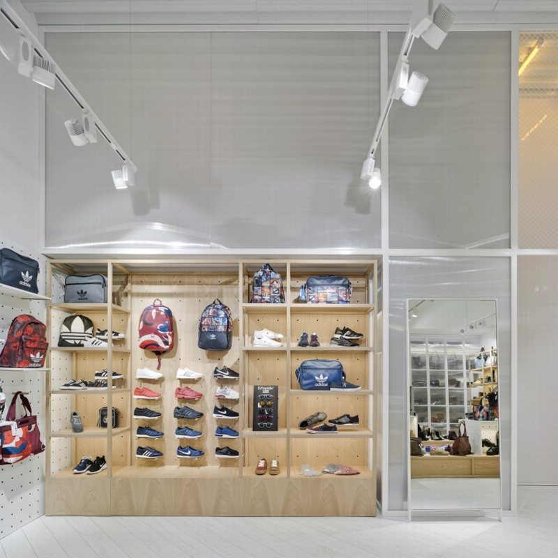 Thiết kế showroom cửa hàng shop giày dép thời trang túi xách đẹp 2