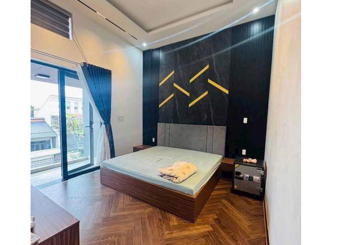 Thiết kế phòng ngủ nhà phố với giường gỗ, vách ốp trang trí sang trọng