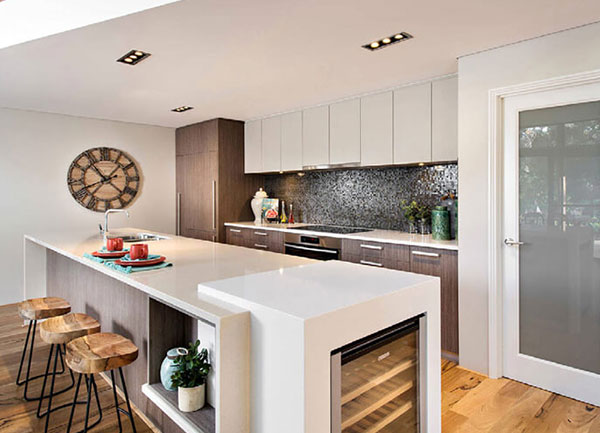 Mẫu tủ bếp có thiết kế quầy bar đẹp với tone màu trắng 01, ý tưởng hay nhất cho không gian bếp