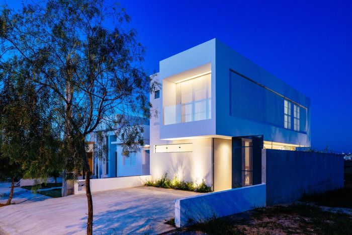 Nhà phố thiết kế đẹp với thiết kế màu trắng đơn giản hiện đại 13